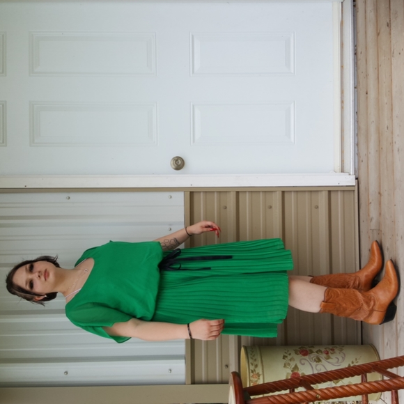 PAPER DOLL Kelly Green Pleated Midi Dress (1X) - Picture 2 of 9